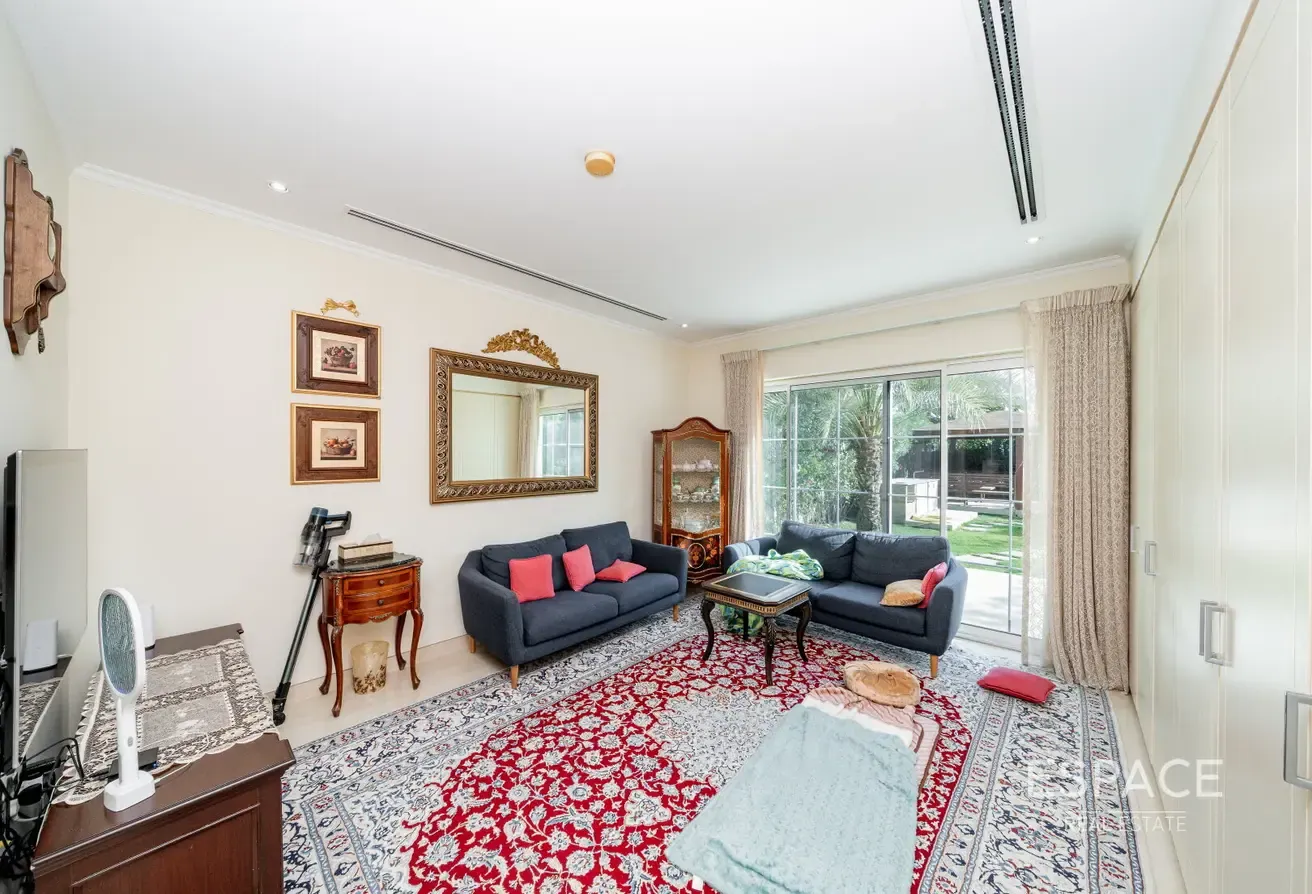 Opposite Park | Upgraded | 4 Beds
