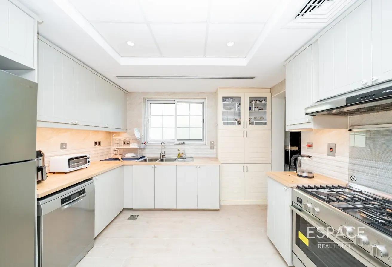 Opposite Park | Upgraded | 4 Beds