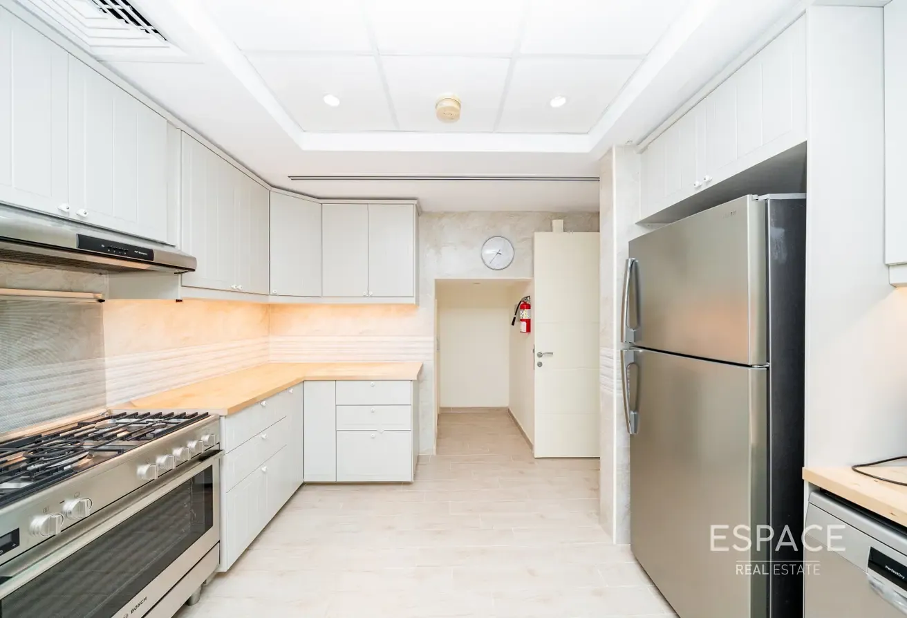 Opposite Park | Upgraded | 4 Beds