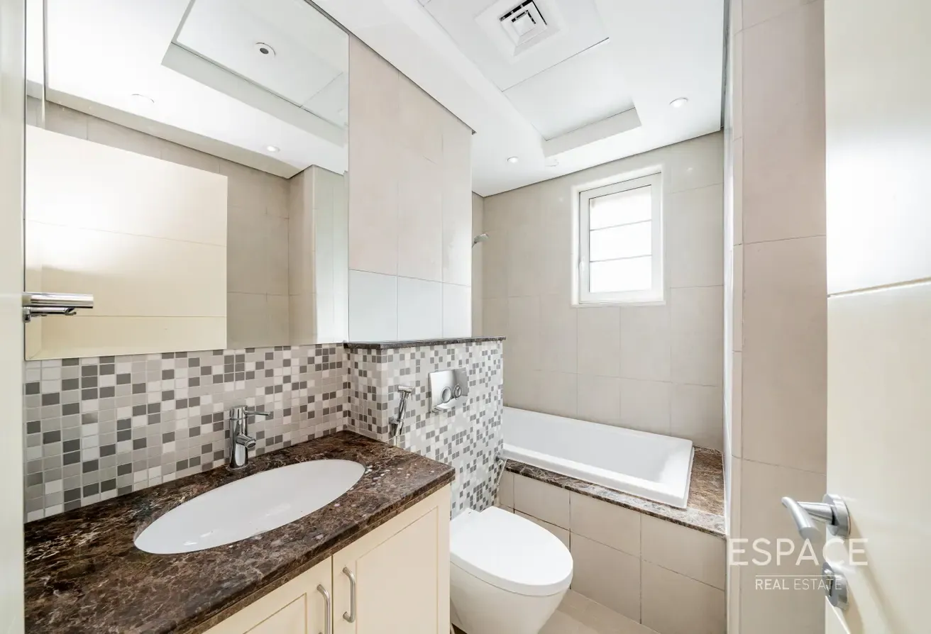 Opposite Park | Upgraded | 4 Beds