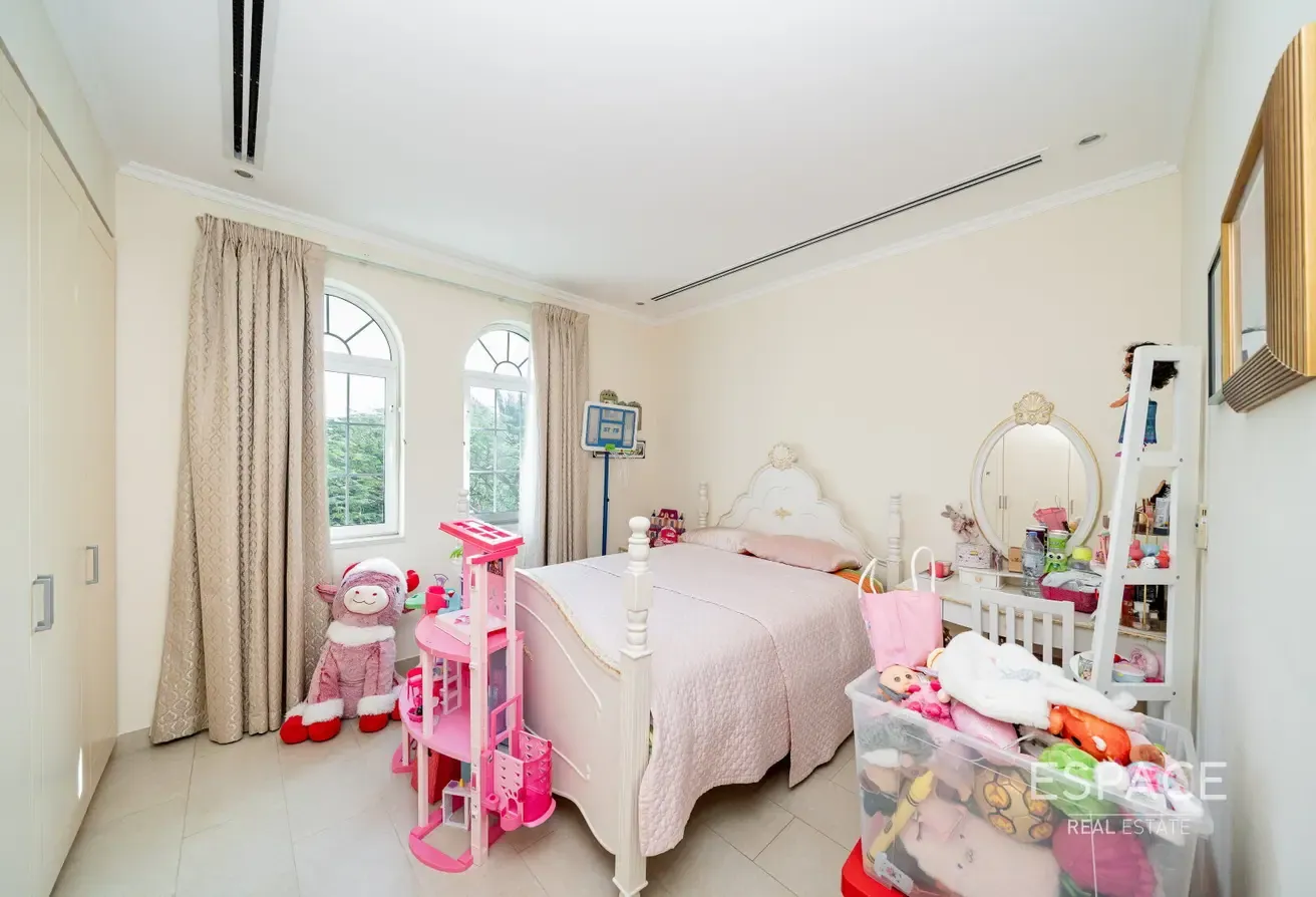 Opposite Park | Upgraded | 4 Beds