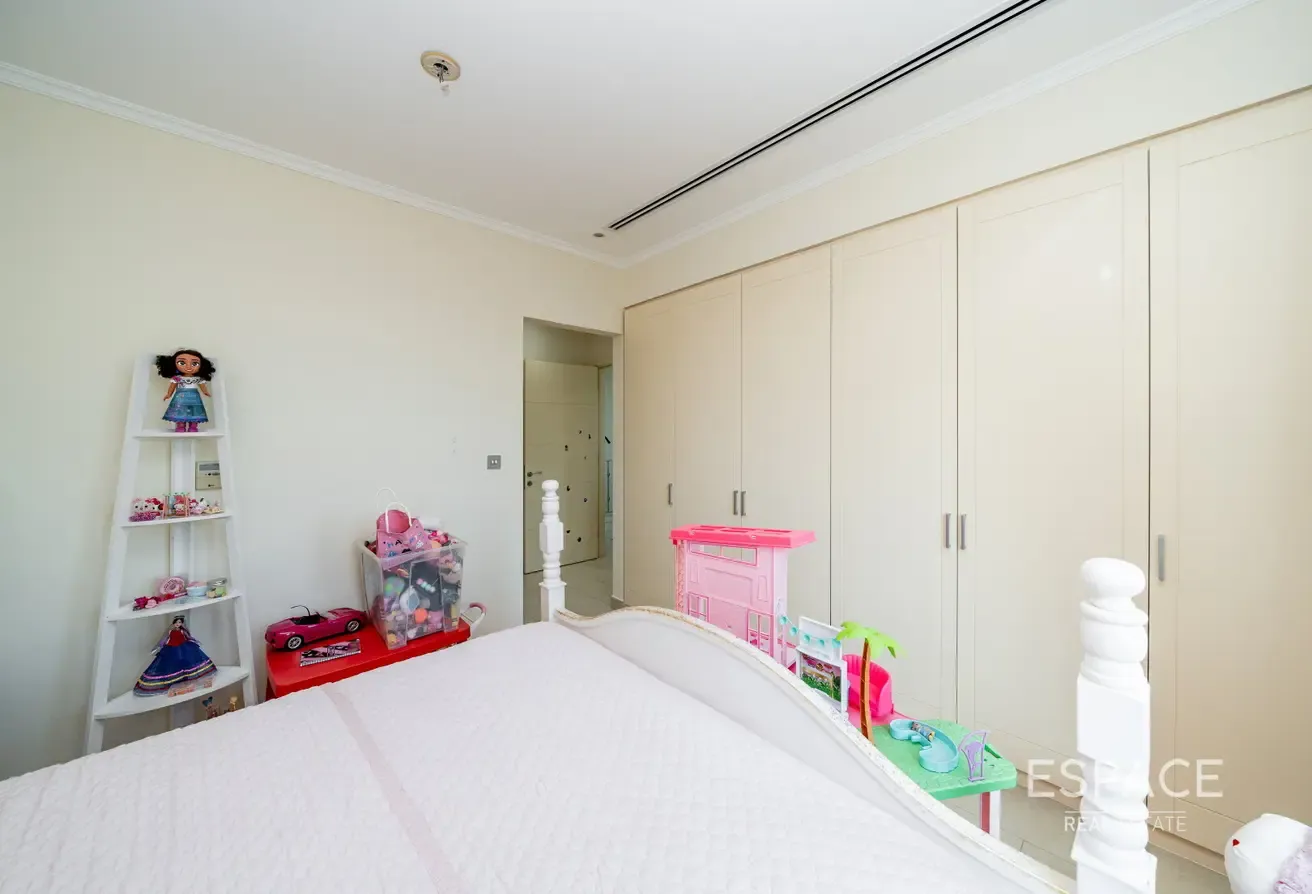 Opposite Park | Upgraded | 4 Beds