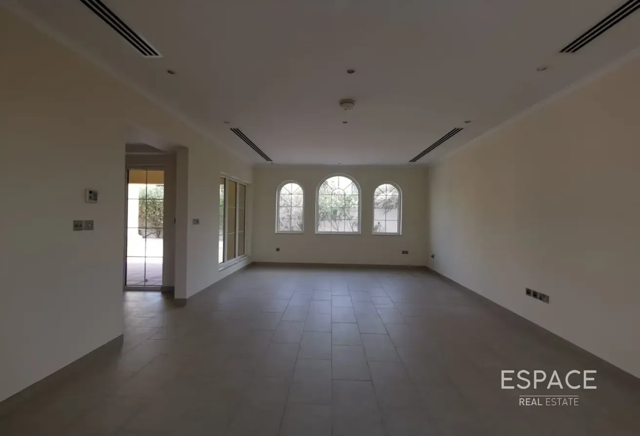 Corner Plot | Close to Amenties | Vacant 28th Aug