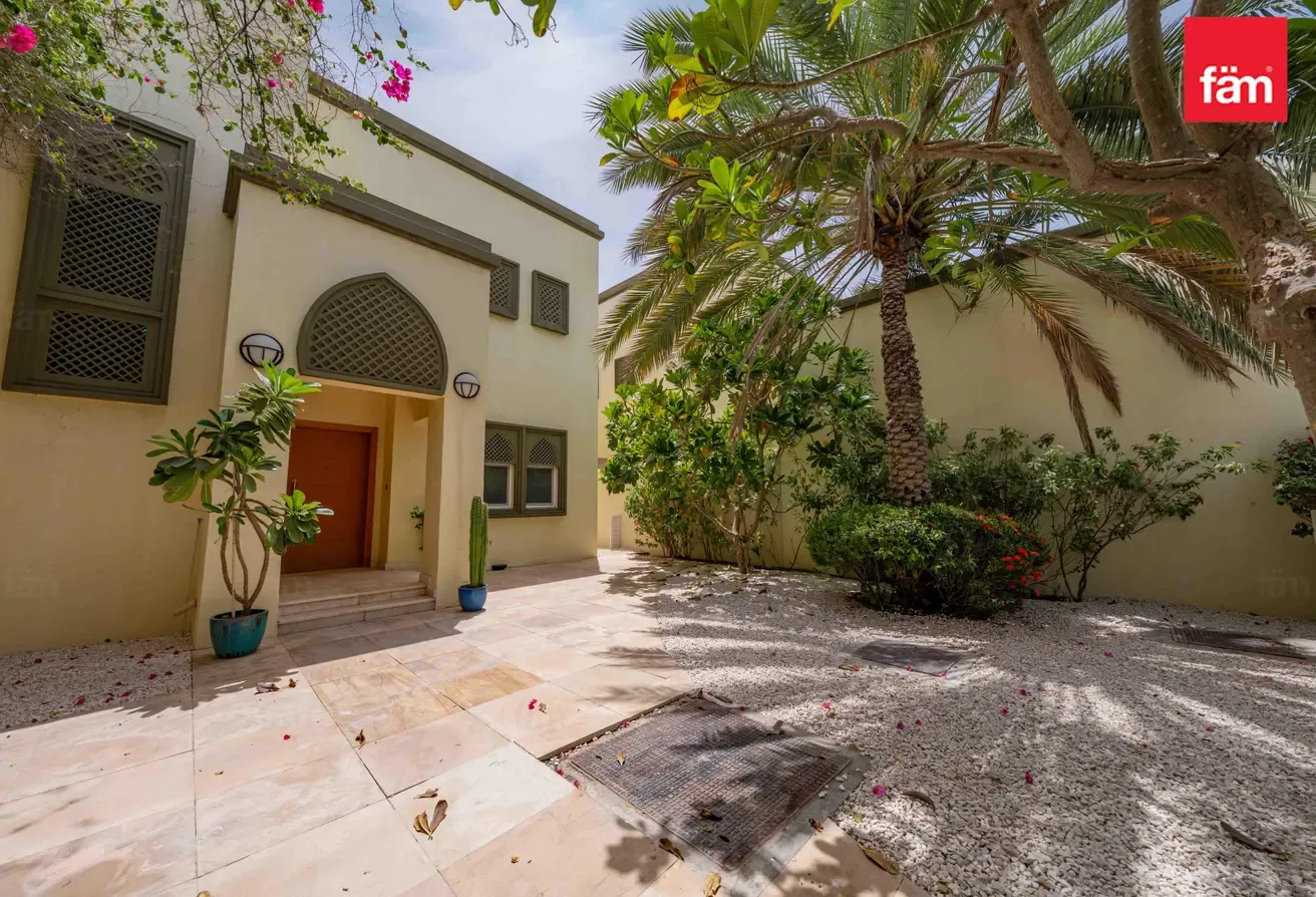 READY TO MOVE | UNFURNISHED | SINGLE ROW