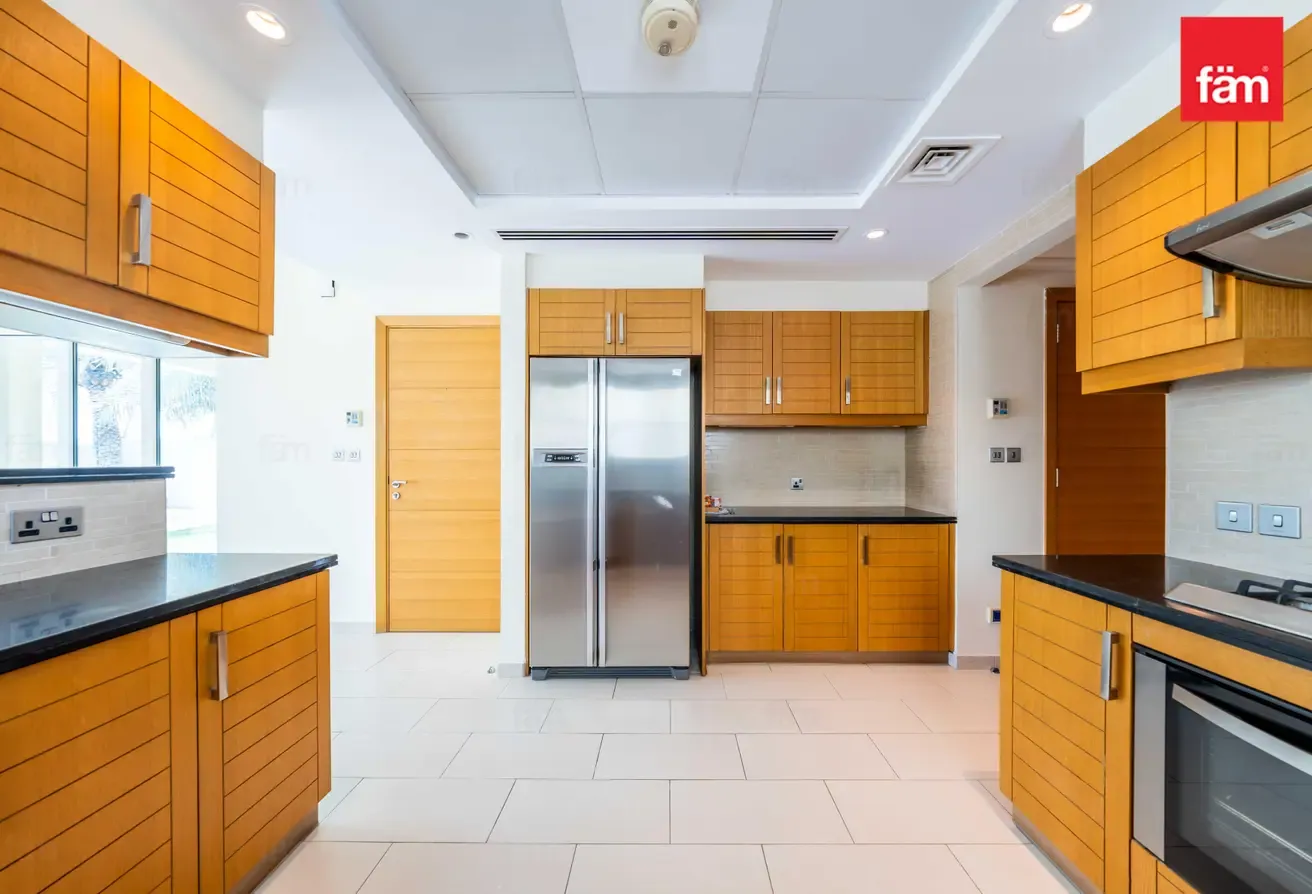 READY TO MOVE | UNFURNISHED | SINGLE ROW