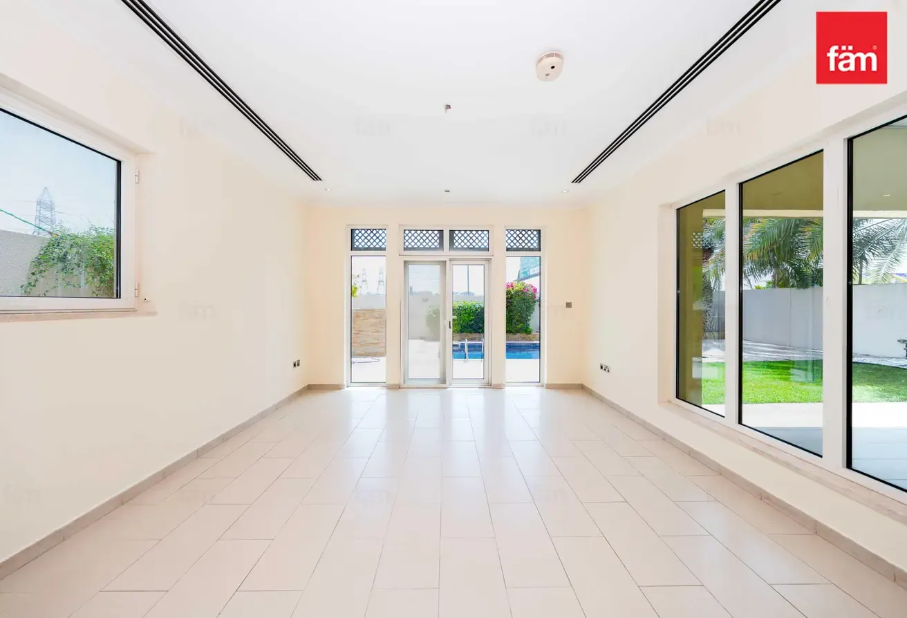 READY TO MOVE | UNFURNISHED | SINGLE ROW