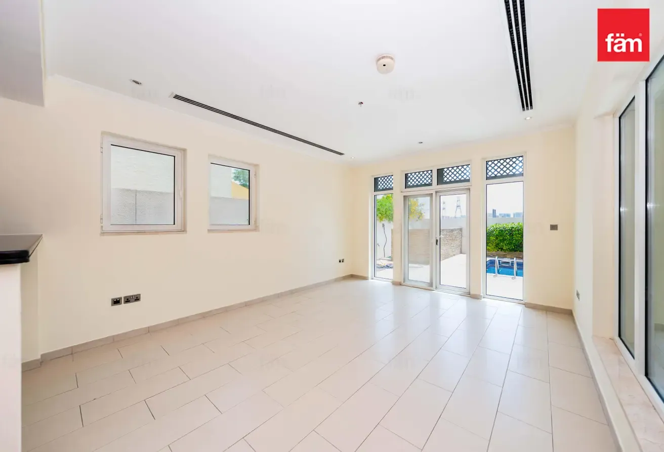 READY TO MOVE | UNFURNISHED | SINGLE ROW