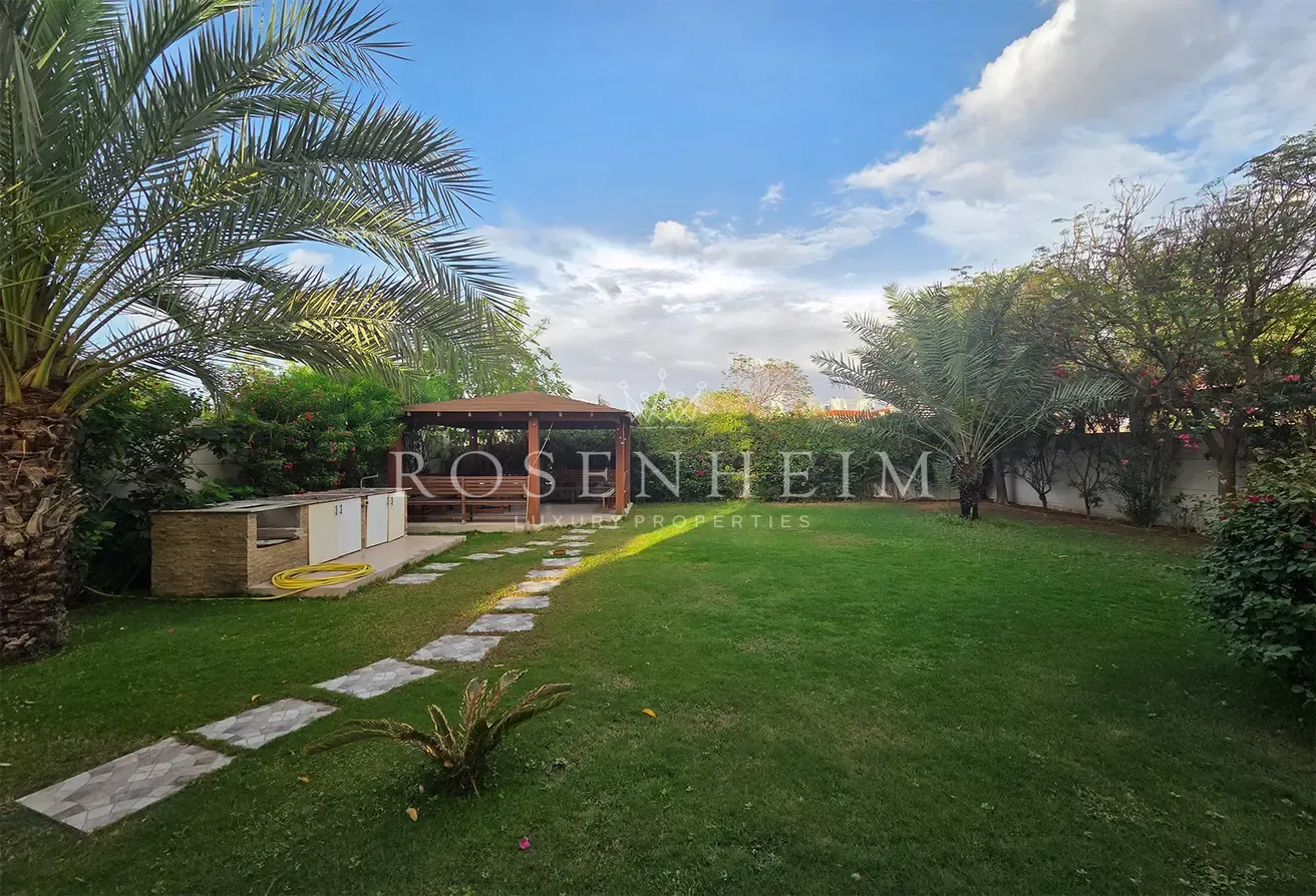 Single Row  |  Next To The Park  | Stunning Garden