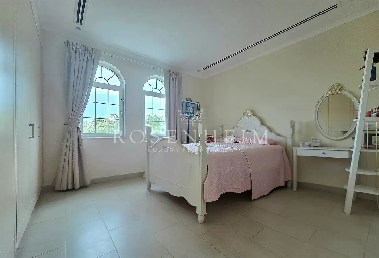 Single Row  |  Next To The Park  | Stunning Garden