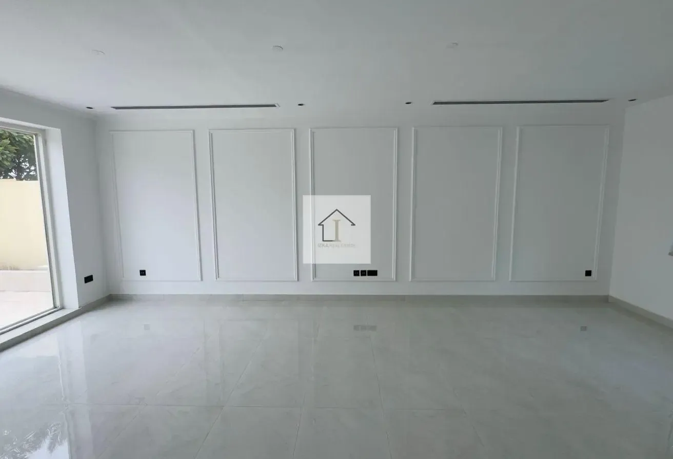 SINGLE ROW | RENOVATED | READY TO MOVE