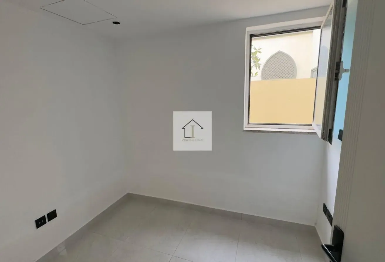 SINGLE ROW | RENOVATED | READY TO MOVE