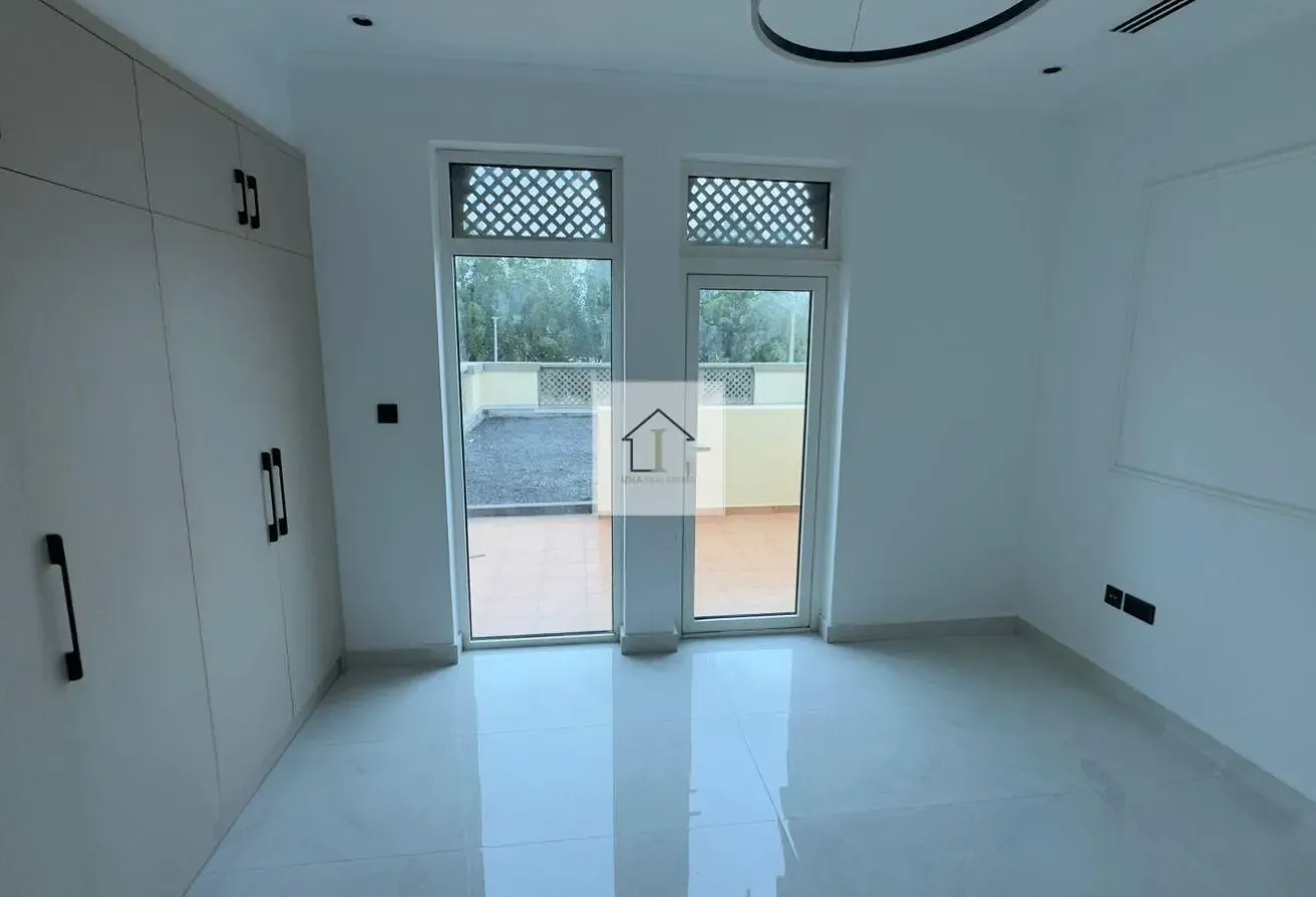 SINGLE ROW | RENOVATED | READY TO MOVE