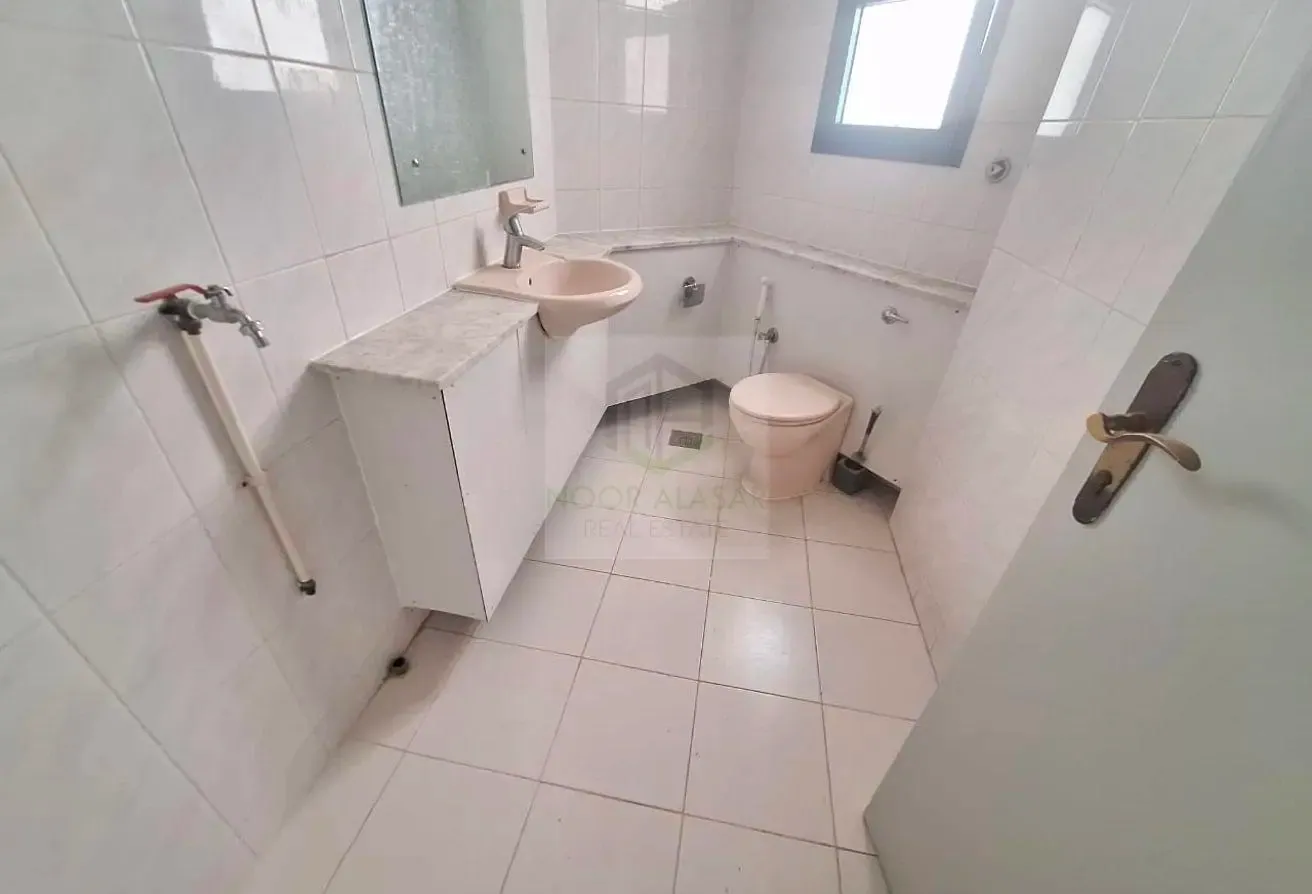 SPACIOUS 2BHK APARTMENT NEAR TO METRO JUST 75K
