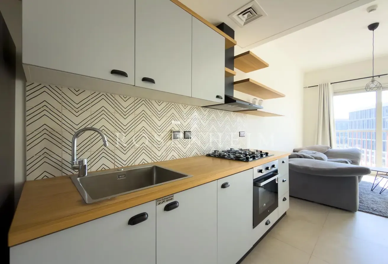 Fully Furnished Unit | Vacant  Now | Middle  Floor