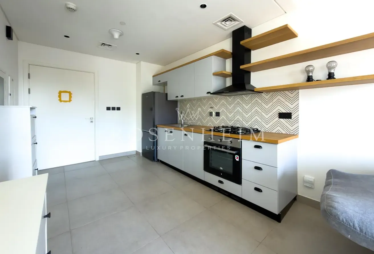 Fully Furnished Unit | Vacant  Now | Middle  Floor