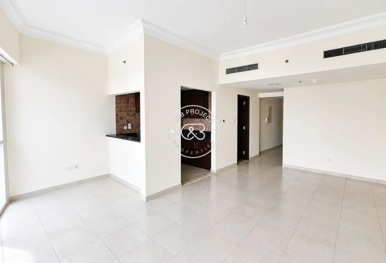 Vacant | Close to metro | High floor