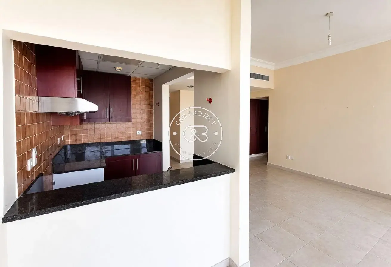 Vacant | Close to metro | High floor
