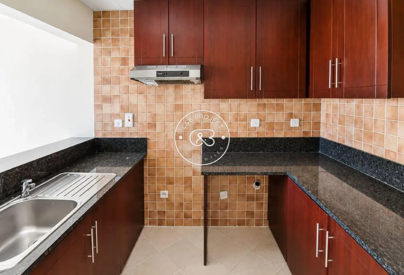 Vacant | Close to metro | High floor