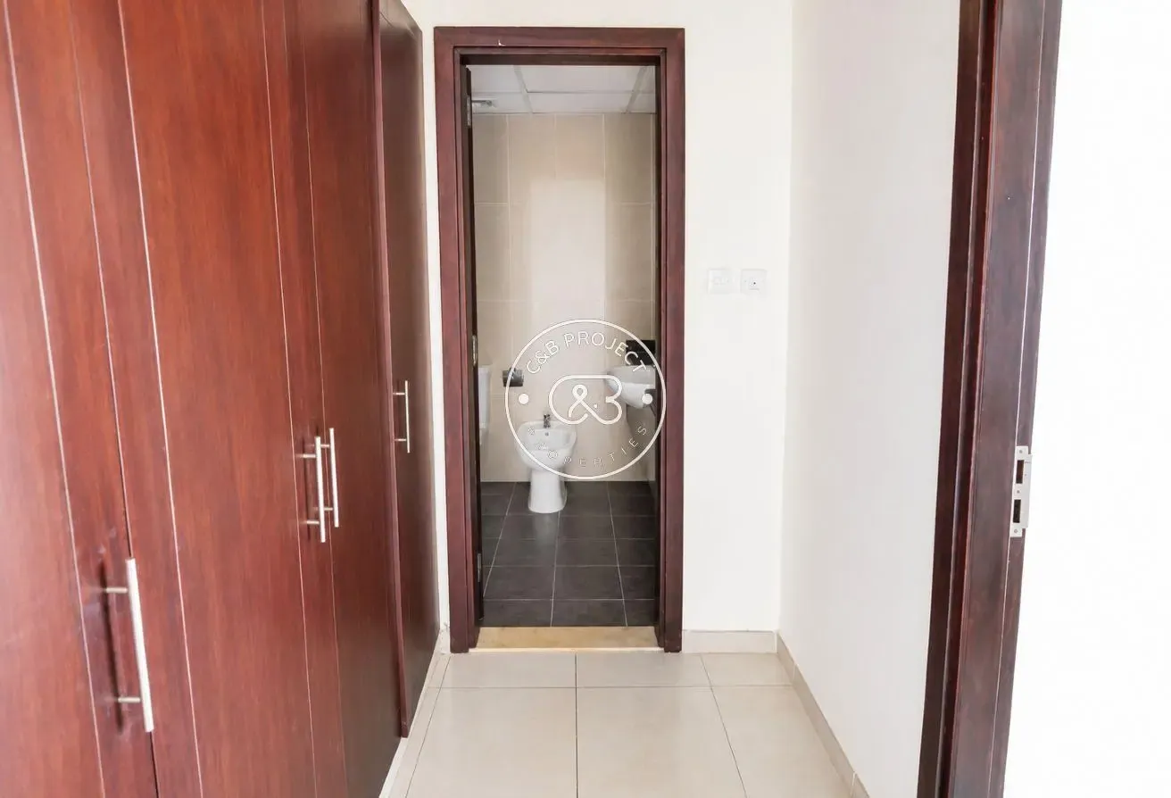 Vacant | Close to metro | High floor