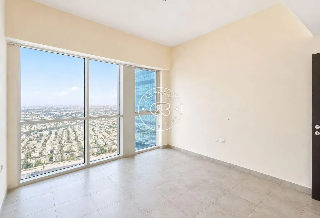 Vacant | Close to metro | High floor