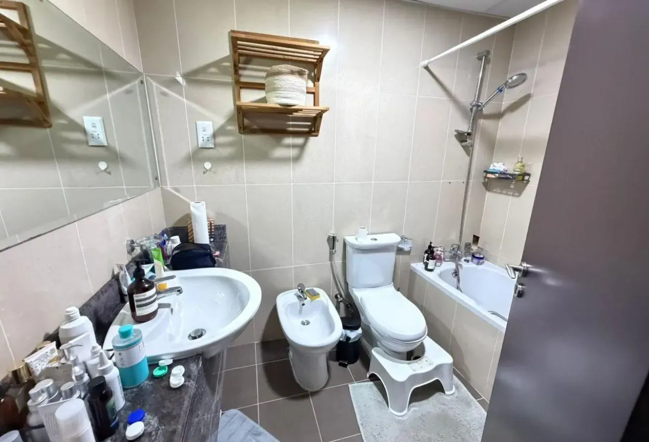 1BHK|SEMI FURNISHED| WITHOUT BALCONY|LAKE VIEW|