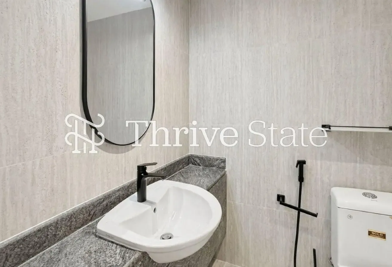 Lake View | Fully Upgraded | Prime Location