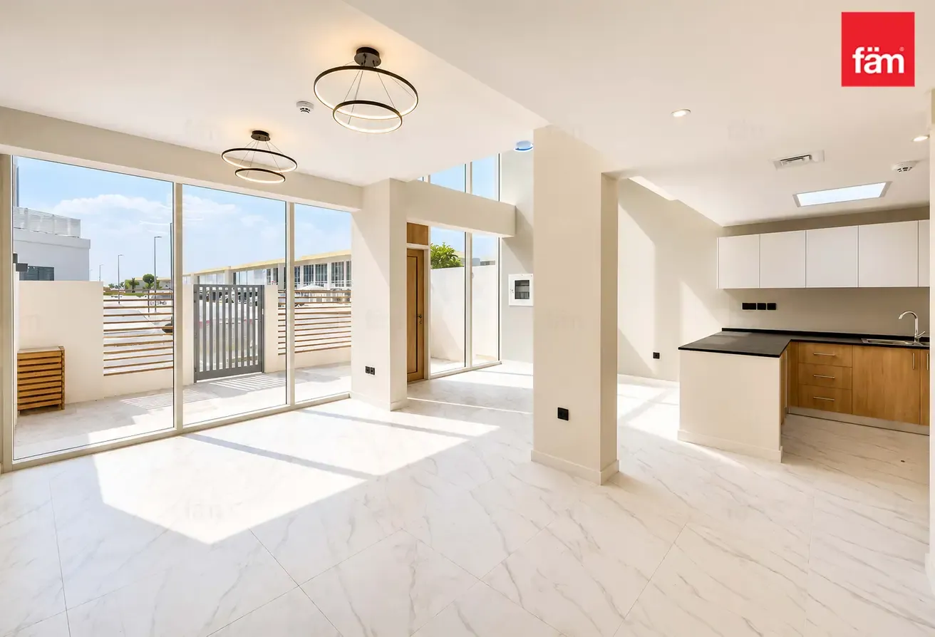 Vacant | Price Location| New | M+Study | Bright