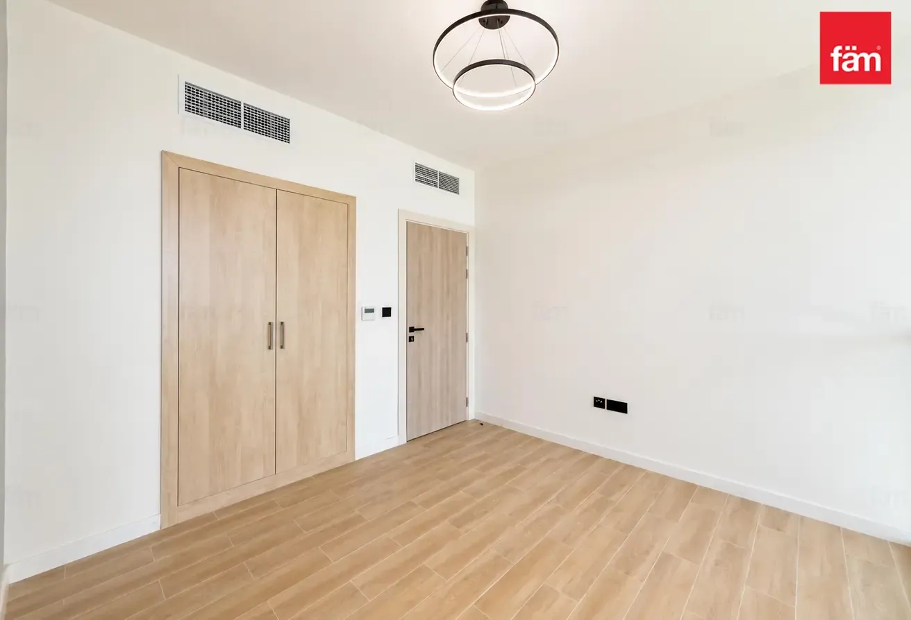 Vacant | Price Location| New | M+Study | Bright