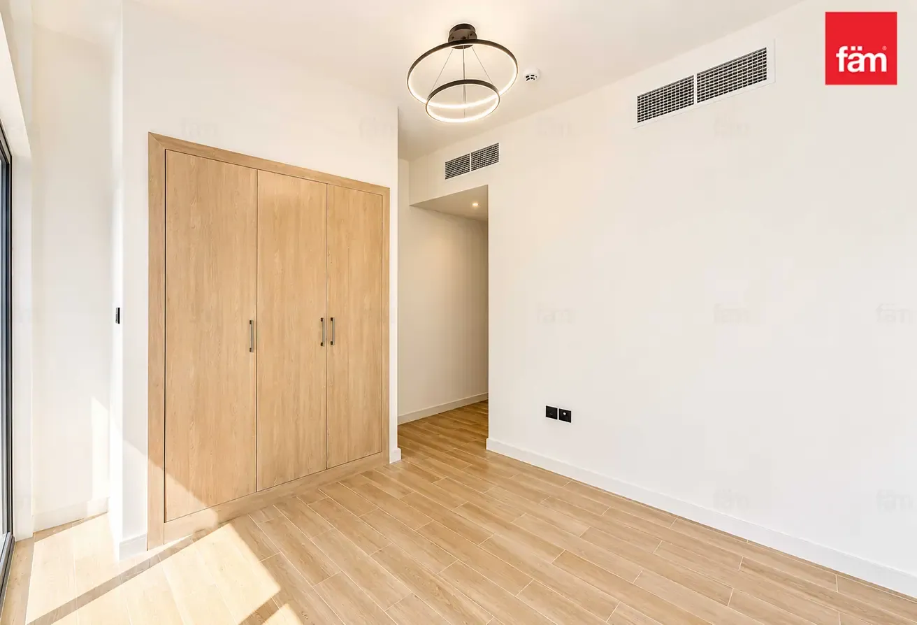 Vacant | Price Location| New | M+Study | Bright