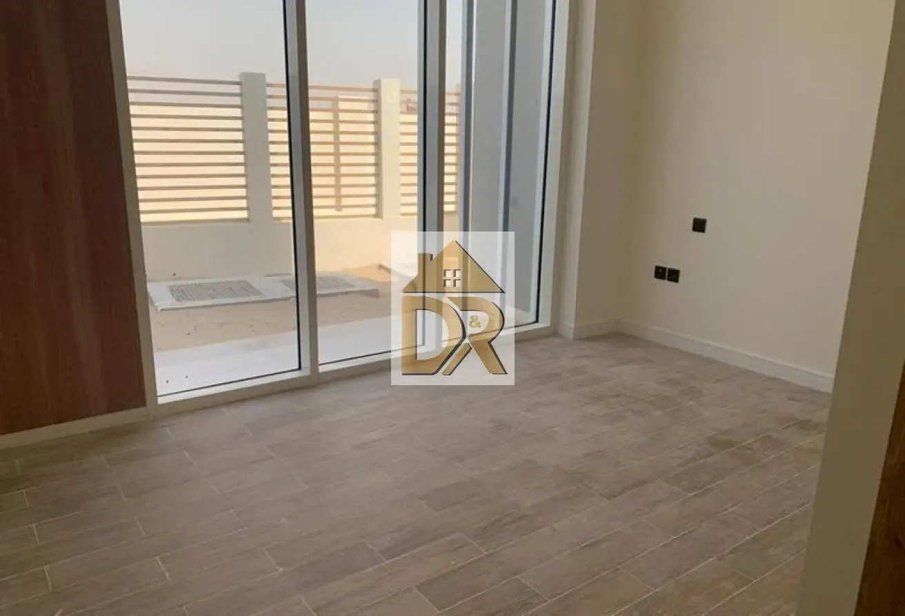 Bright and Spacious-Corner Unit-Near Amenities