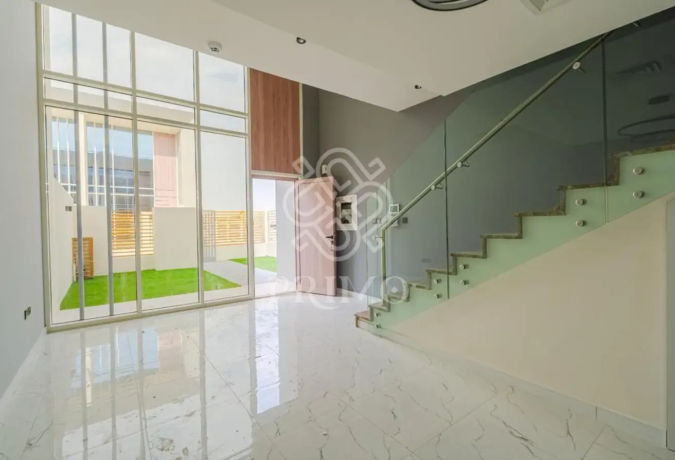 Loft Townhouse I Unfurnished I Corner