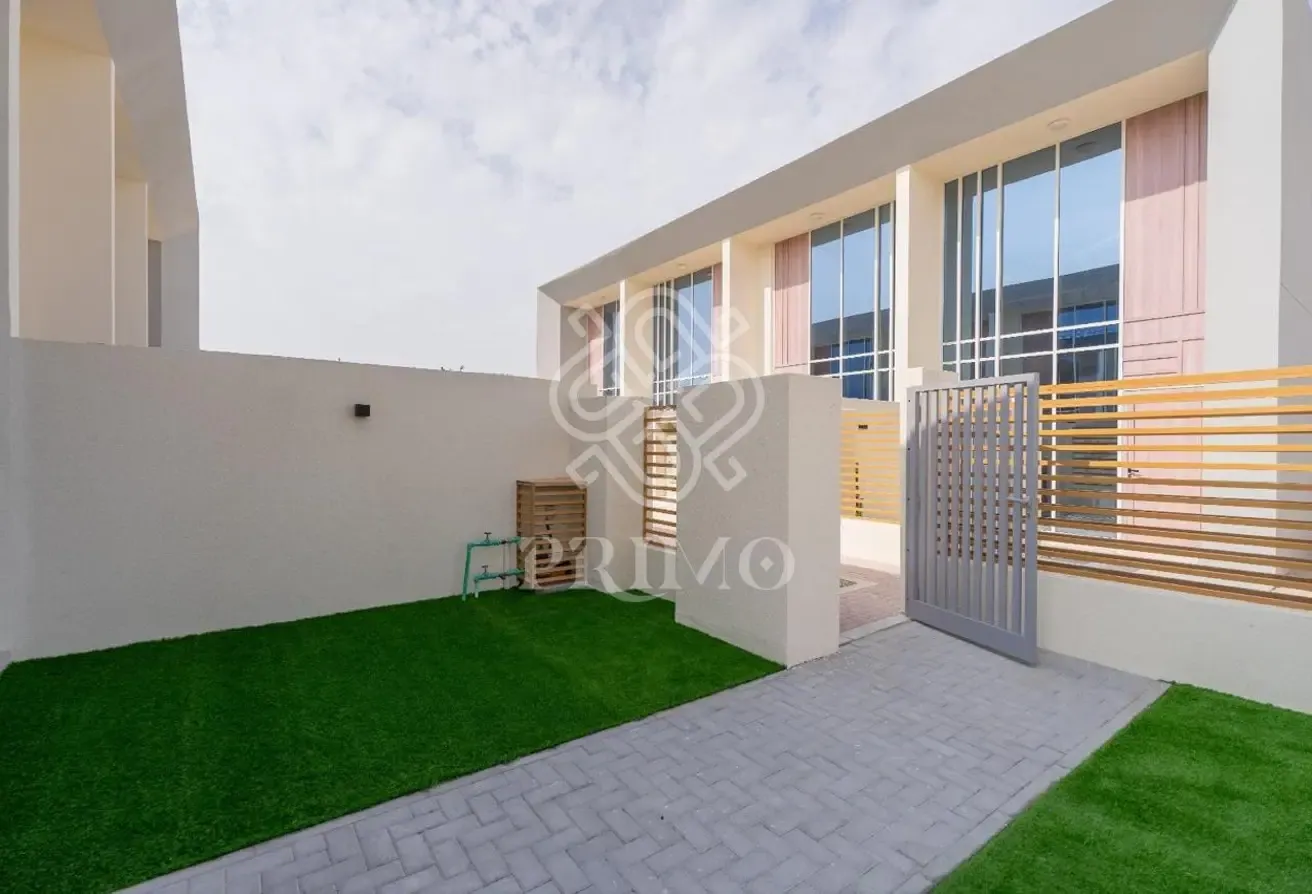 Loft Townhouse I Unfurnished I Corner
