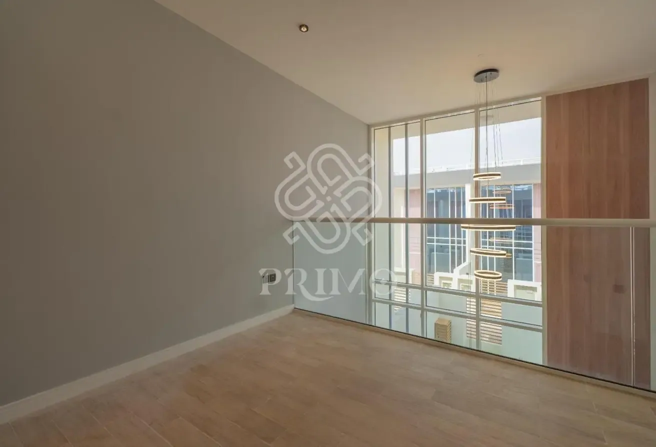 Loft Townhouse I Unfurnished I Corner