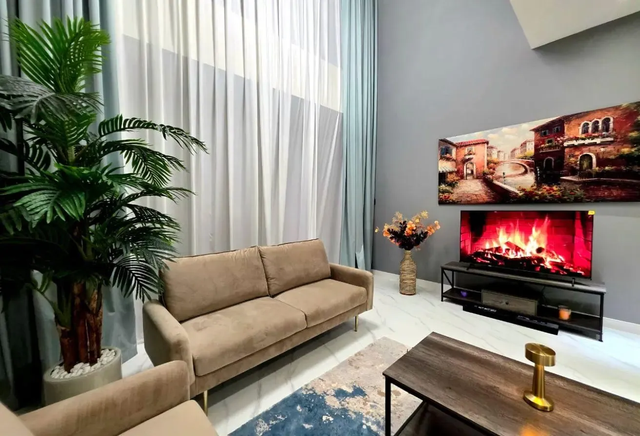 2Bedroom Corner Townhouse with Large Courtyard.