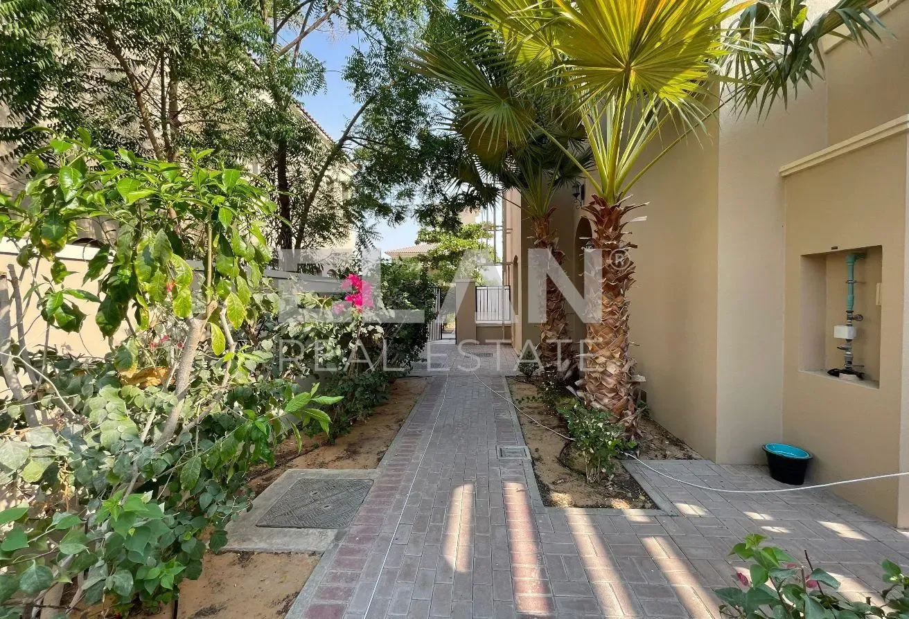 Corner Unit | Single Row | Near Pool & park
