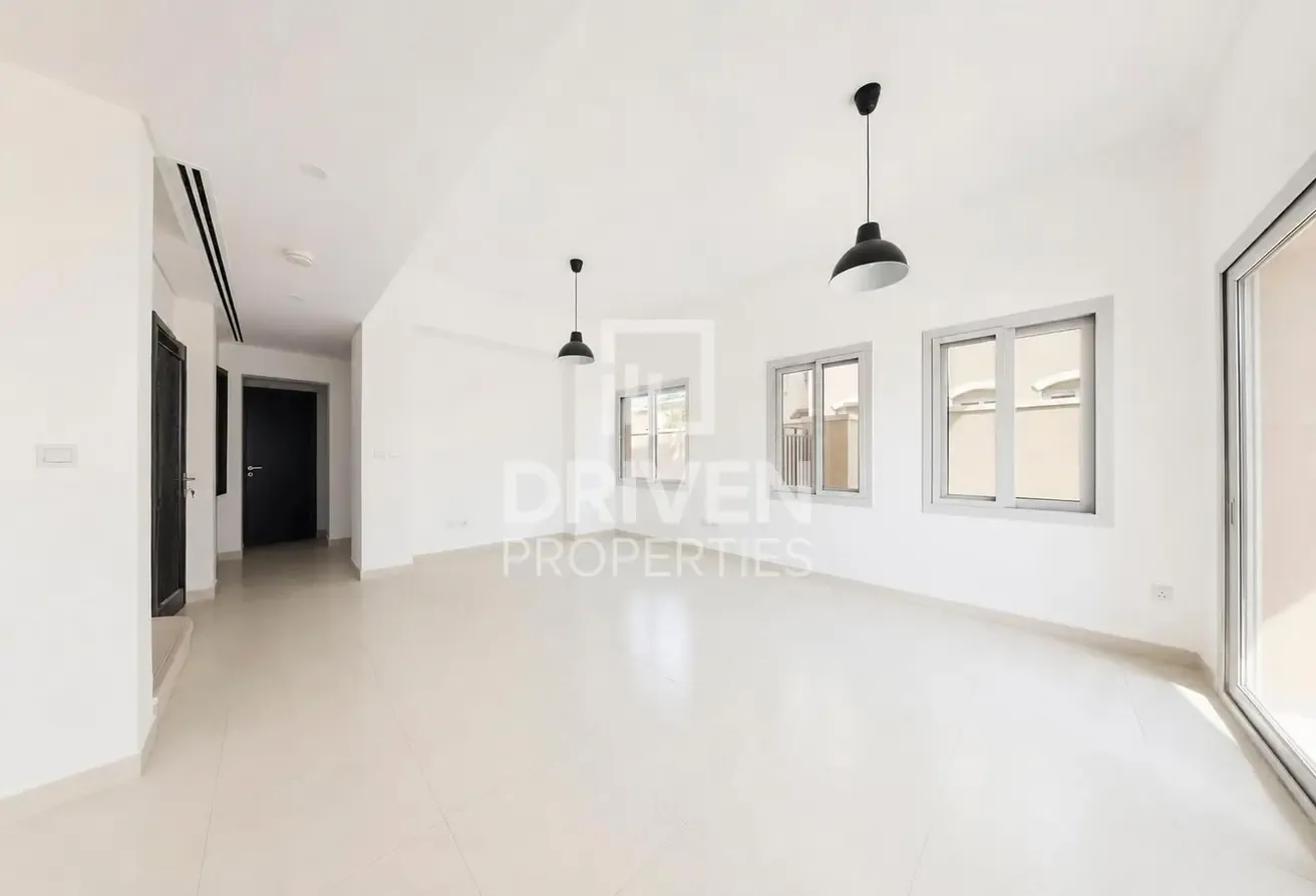 Single Row | Well Maintained | Corner Villa