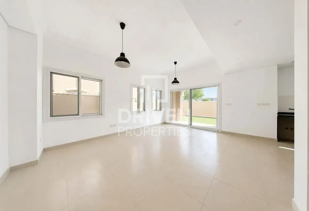 Single Row | Well Maintained | Corner Villa