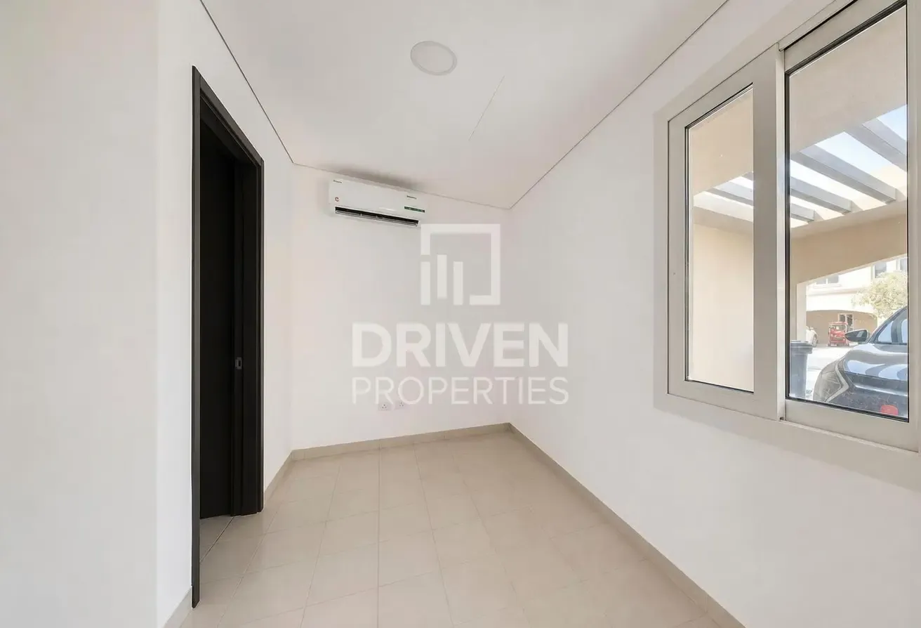 Single Row | Well Maintained | Corner Villa