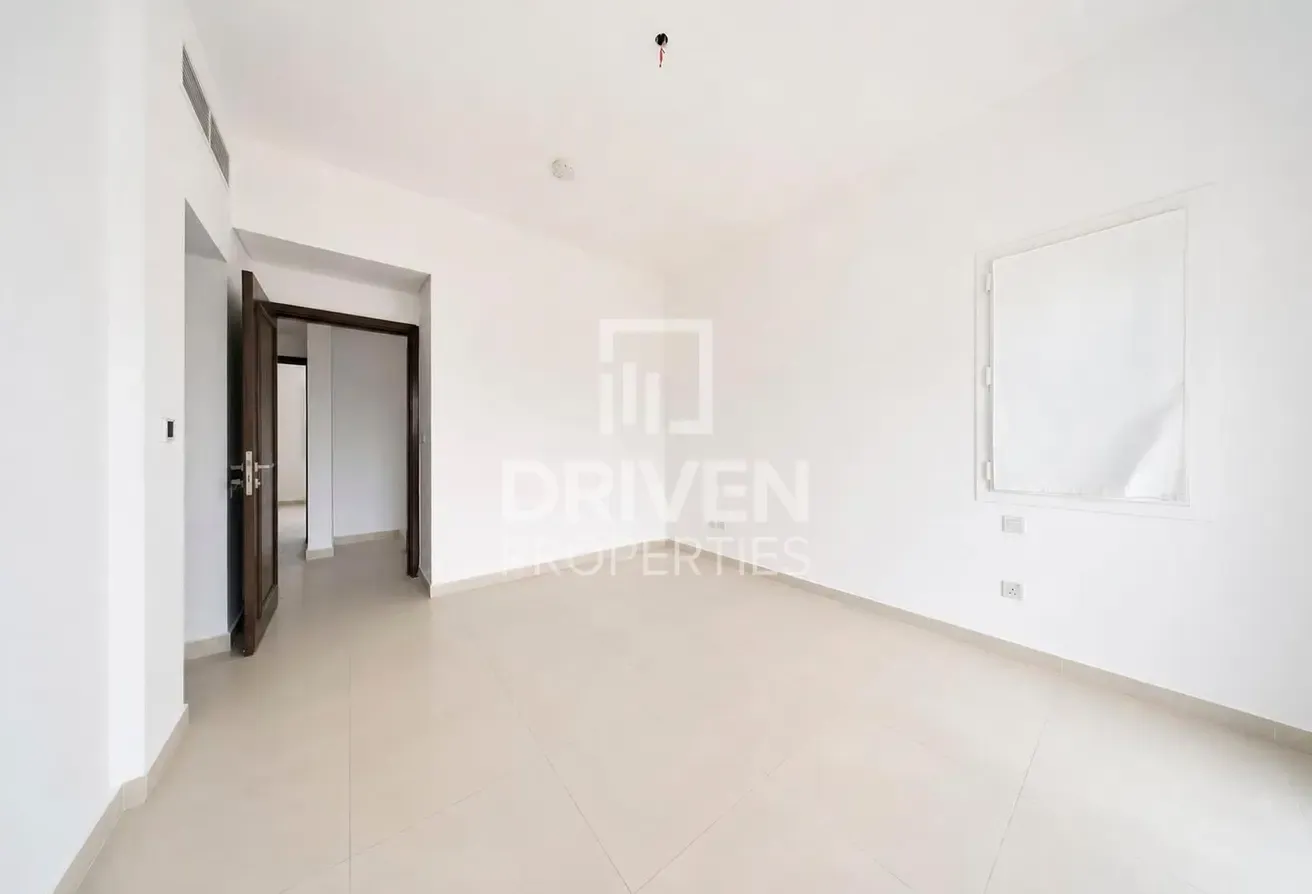 Single Row | Well Maintained | Corner Villa
