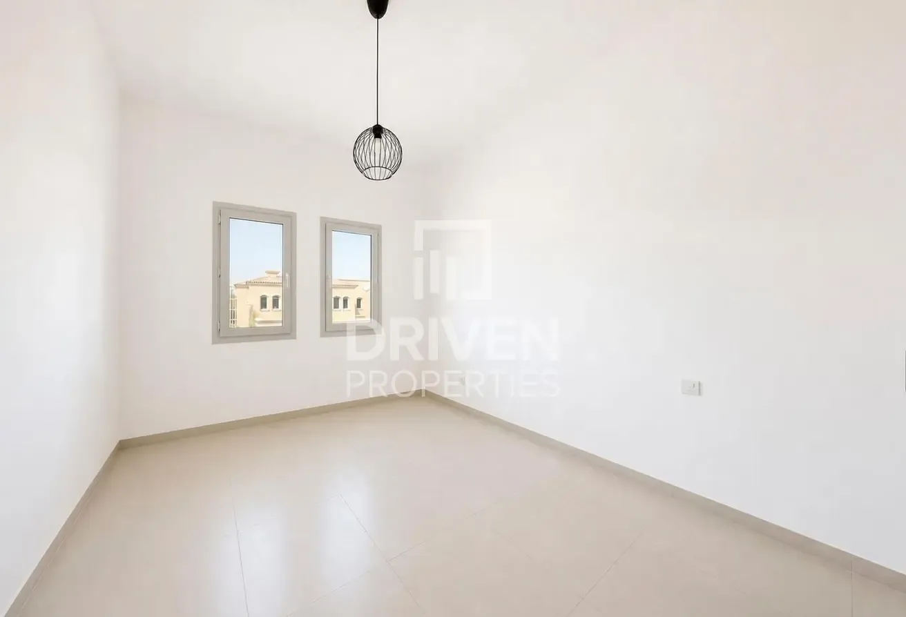 Single Row | Well Maintained | Corner Villa