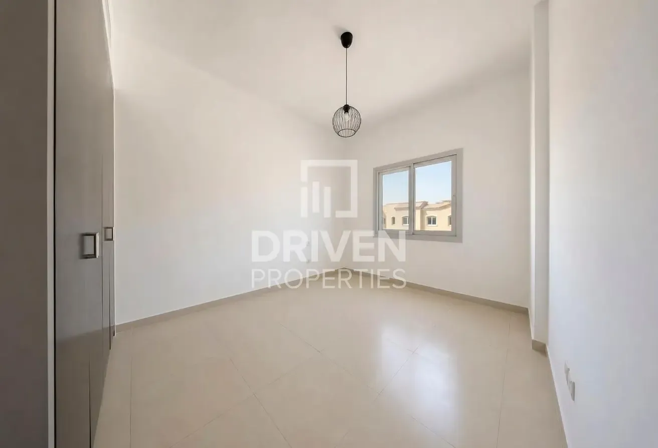 Single Row | Well Maintained | Corner Villa
