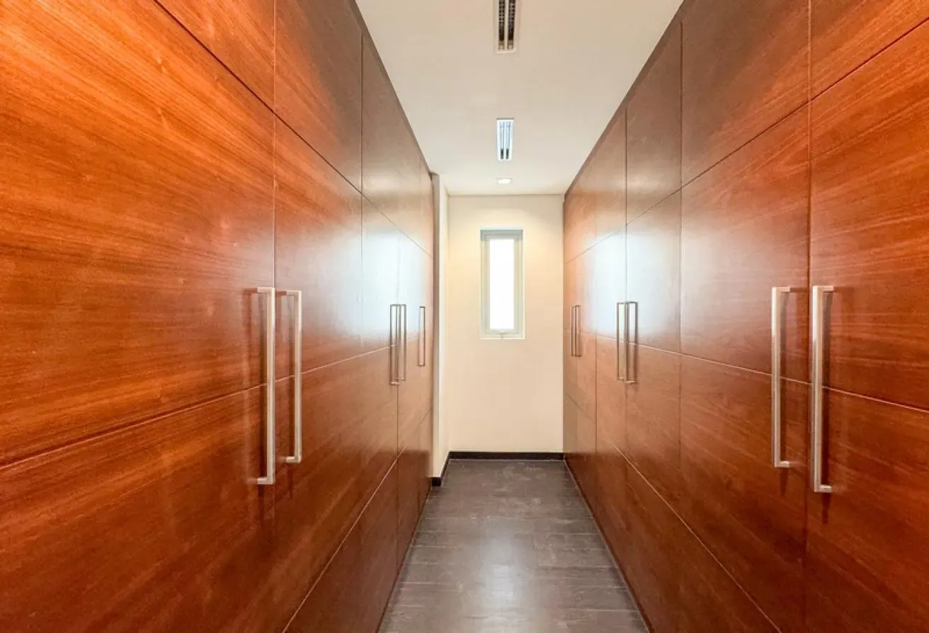 VASTU / VACANT / 6 BED / CORNER / READY TO MOVE IN