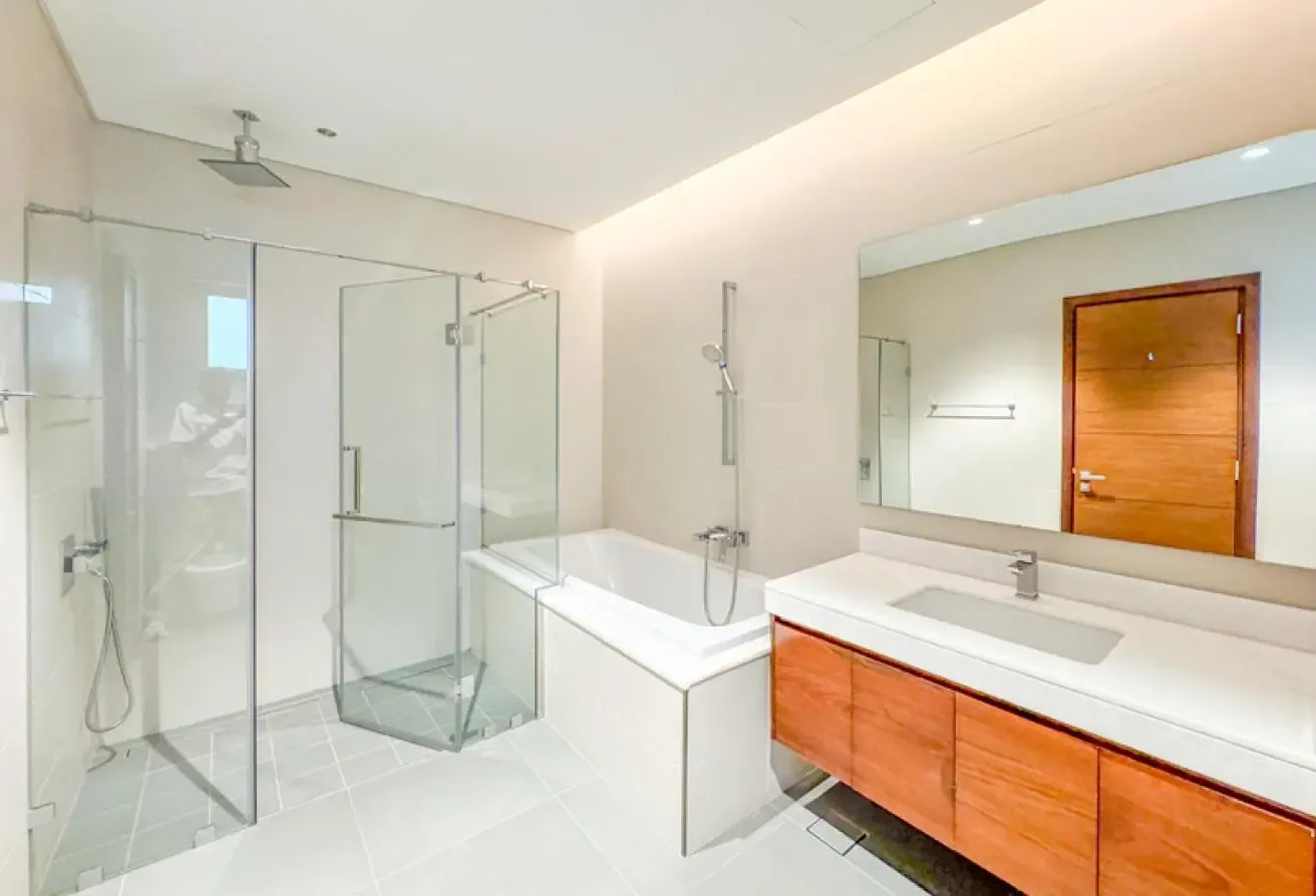 VASTU / VACANT / 6 BED / CORNER / READY TO MOVE IN