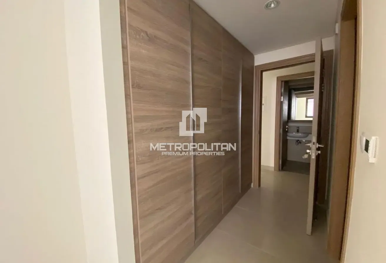 Spacious 1BR + Study |Unfurnished| Up to 4 Cheques