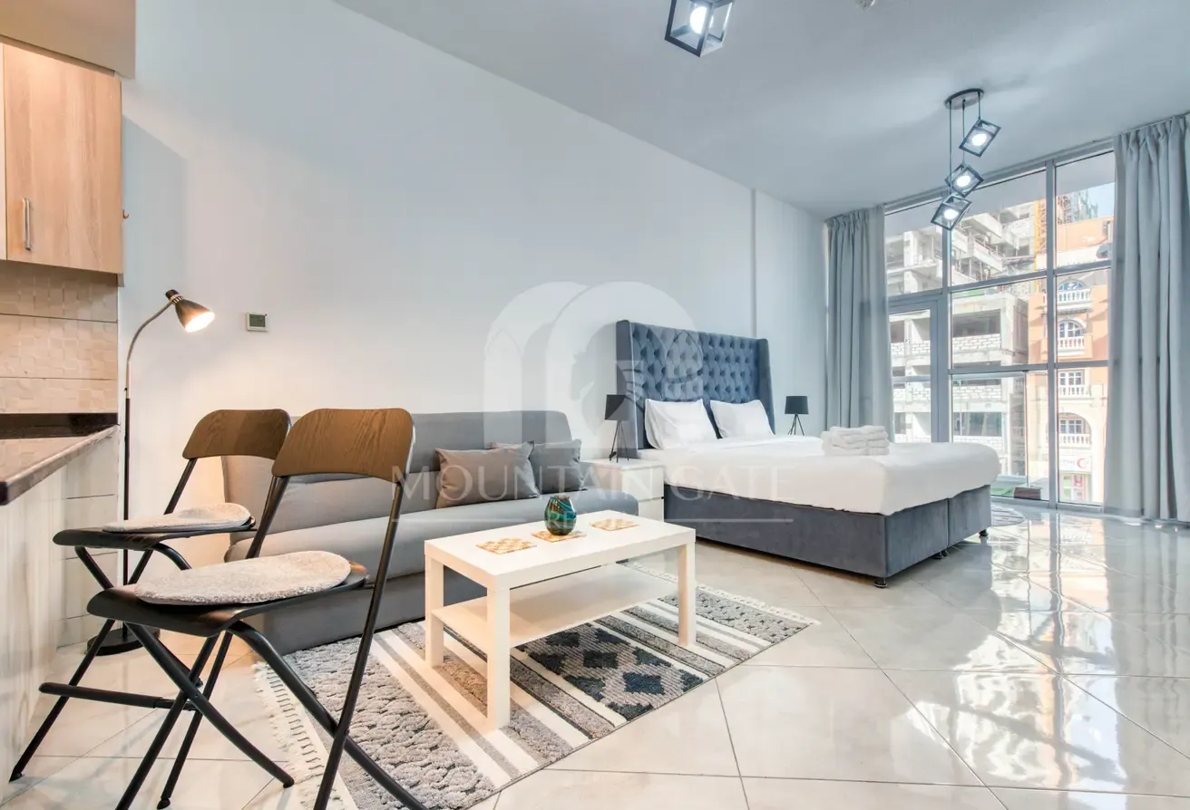 Spacious Furnished Stylish Building Open View