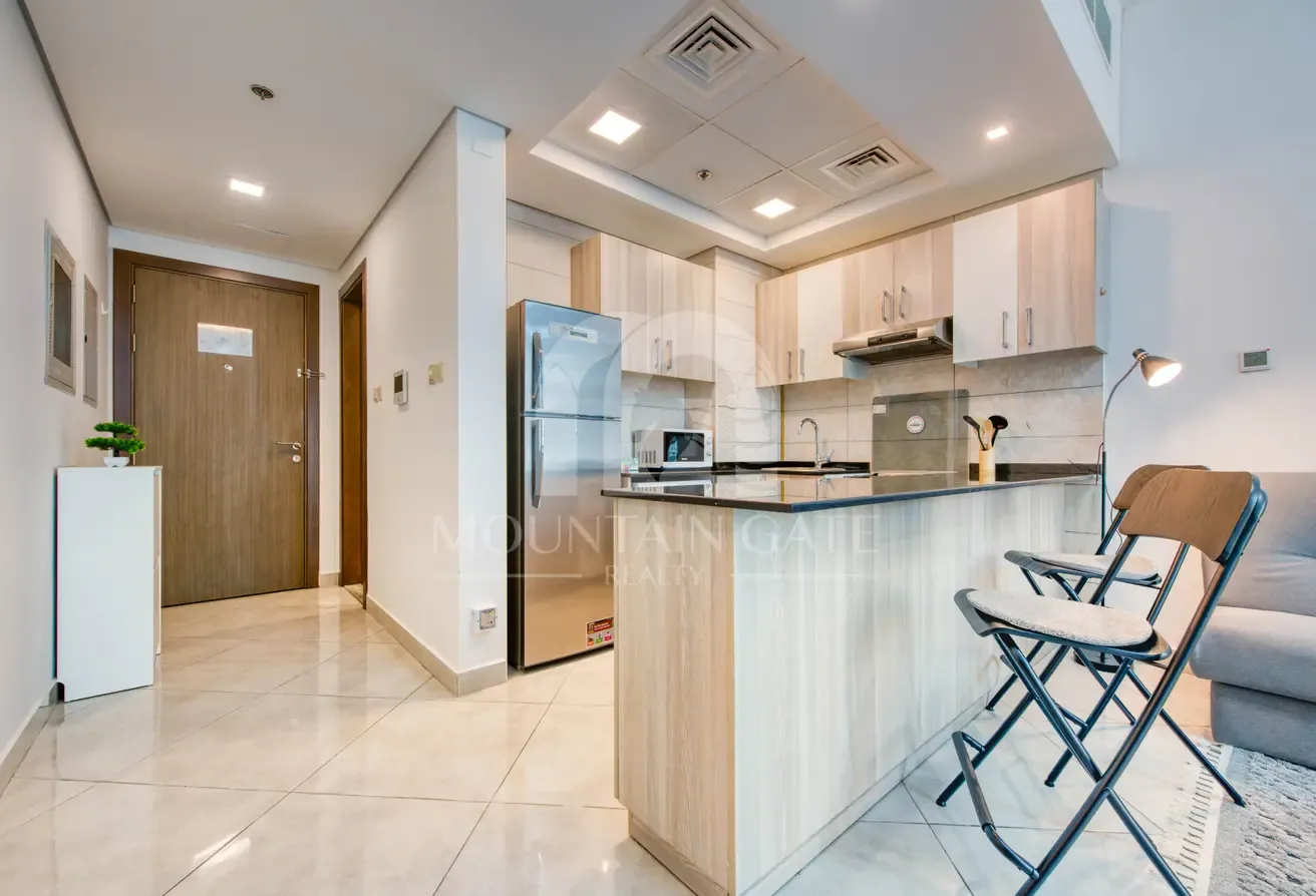 Spacious Furnished Stylish Building Open View