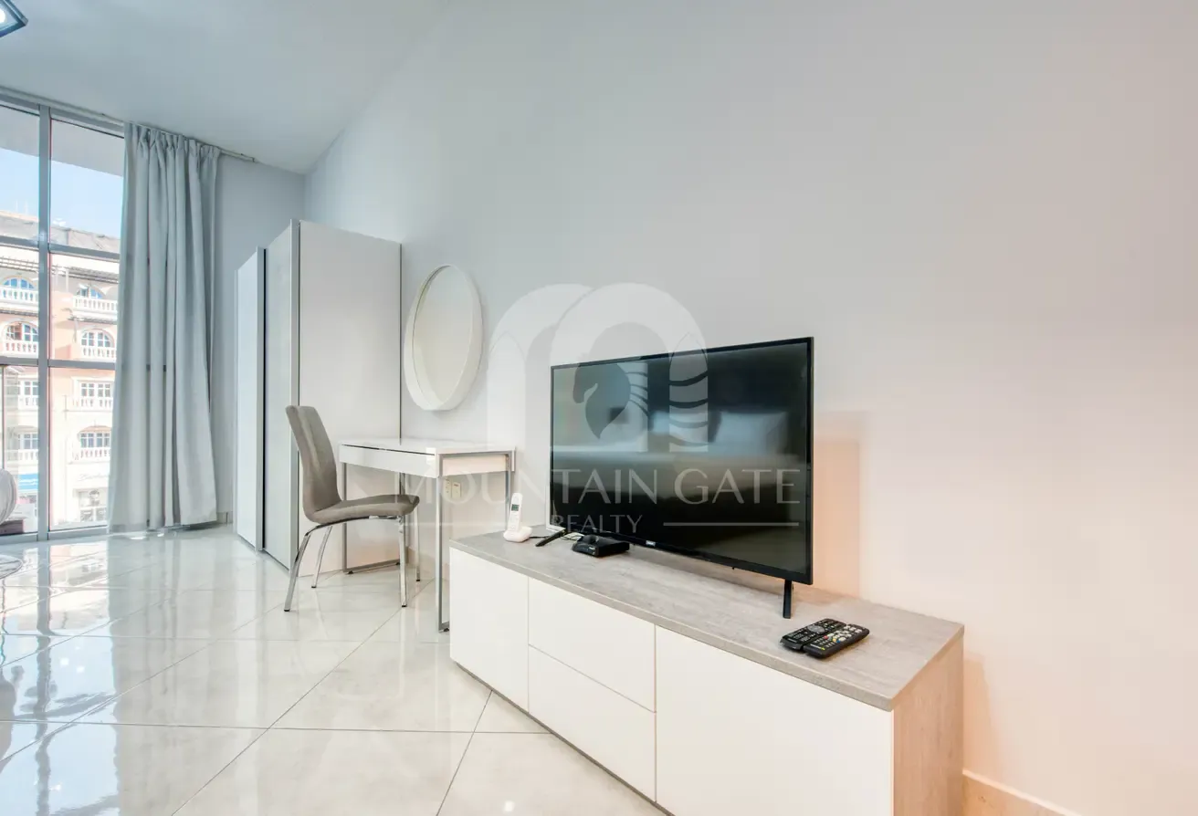 Spacious Furnished Stylish Building Open View