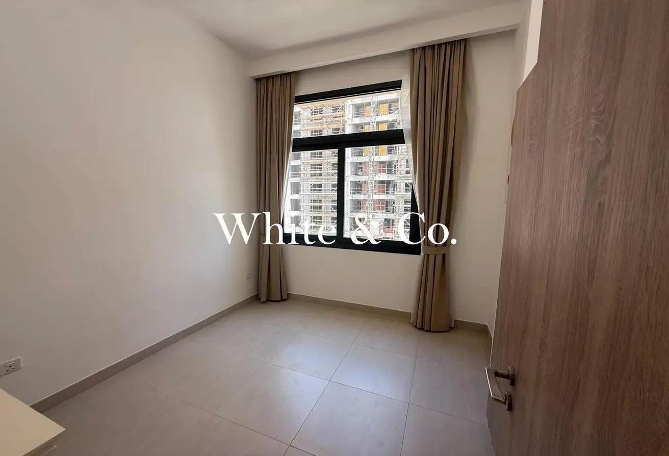 Spacious Unit | Mid Floor |  Furnished