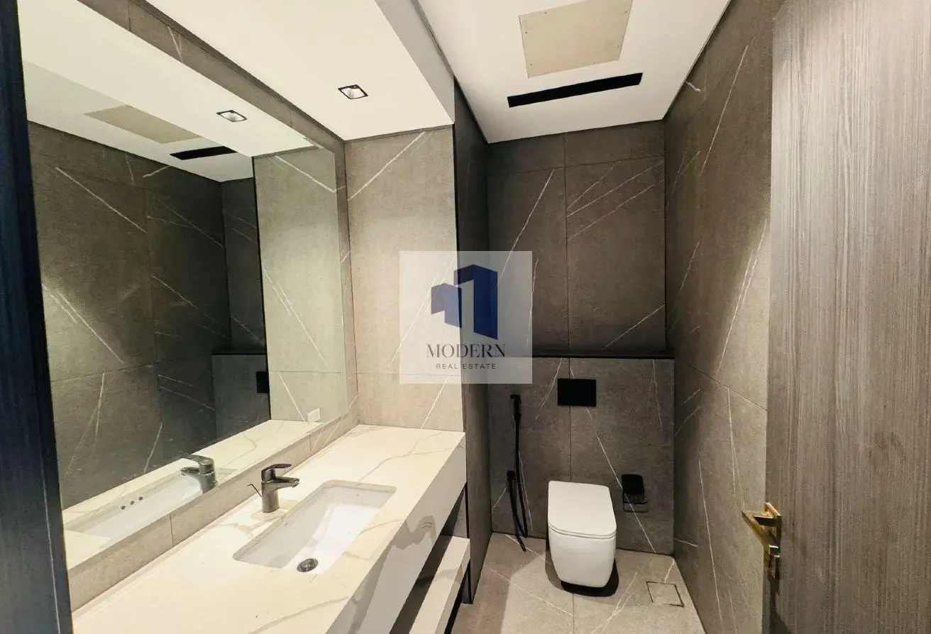 POOL-FACED | CONTEMPORARY STYLE | VACANT