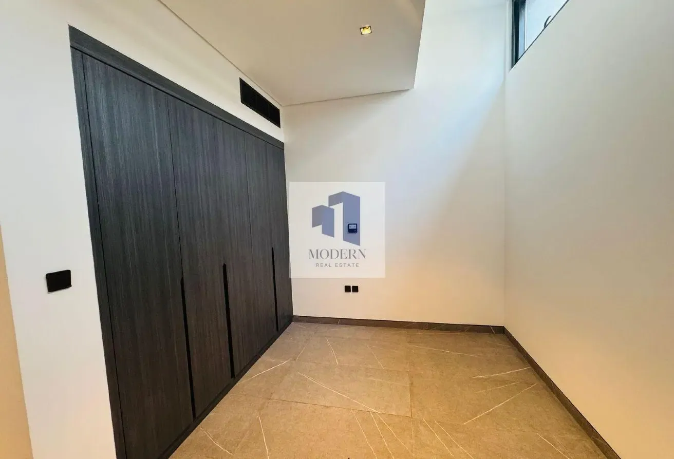 POOL-FACED | CONTEMPORARY STYLE | VACANT